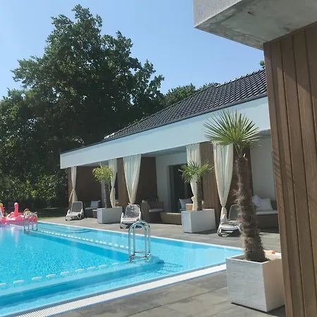 Bryza Morska Zur Alleinnutzung Mit Swimmingpool Sauna Whirlpool Und Mit Garten